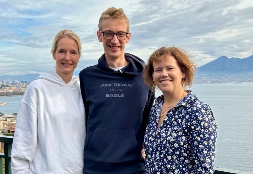 Kristin, Linus et Dr. Kirsten Johnson, présidente de FraXI